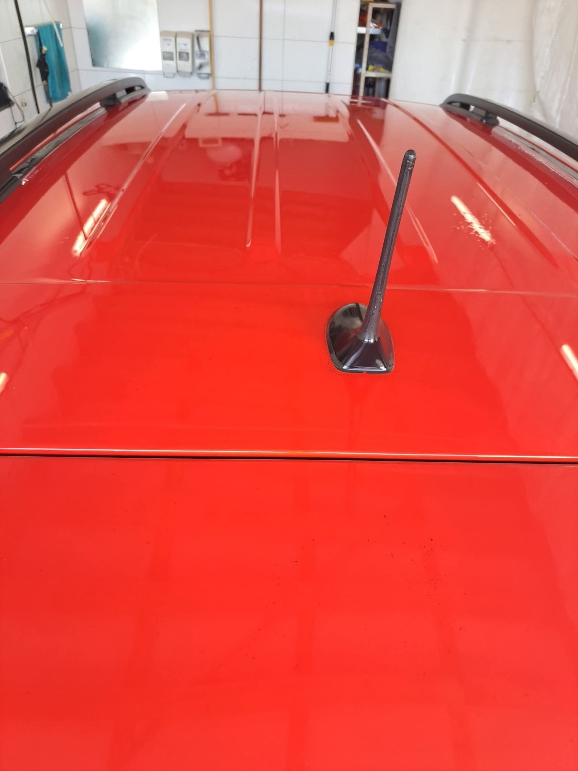 Aufbereitetes rotes Fahrzeugdach mit glänzendem Lack